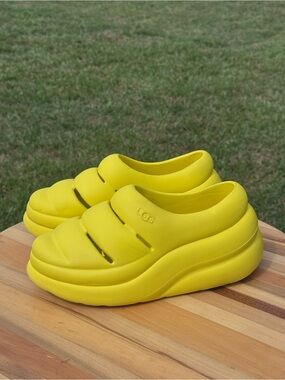 UGG Adult Sport Yeah Yellow Slip-On Foam Clogs size 8
